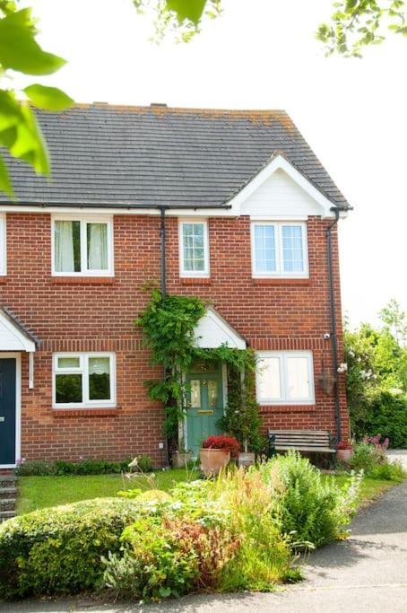 2 Bedroom House In Chichester Near Goodwood And Wittering Beaches Exterior foto