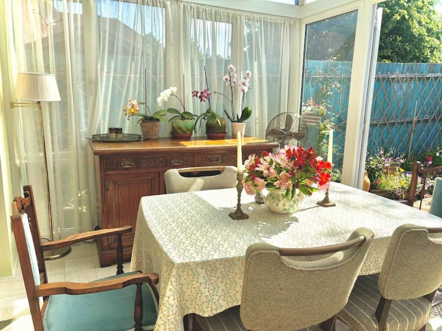 2 Bedroom House In Chichester Near Goodwood And Wittering Beaches Exterior foto